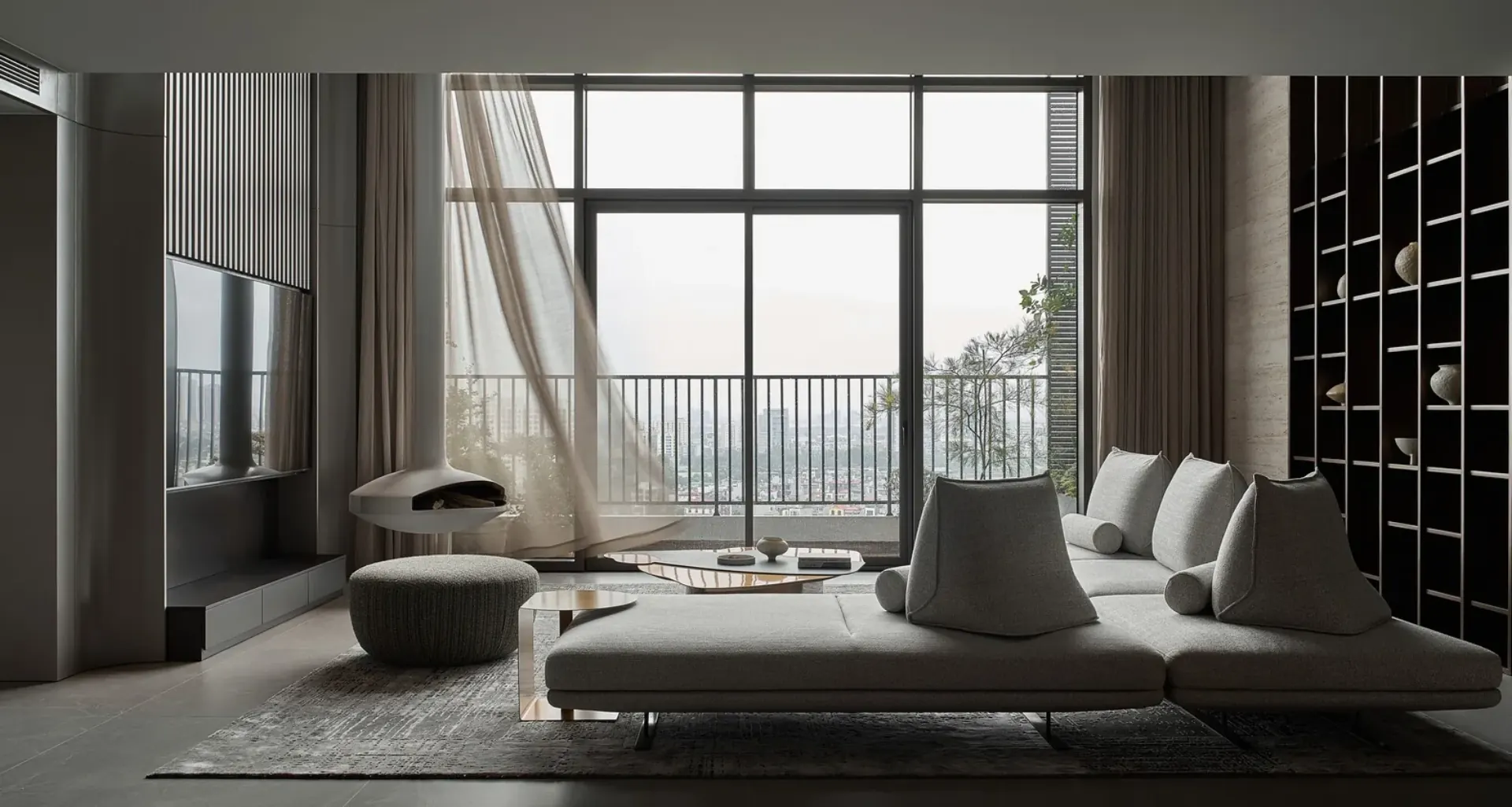 Salon contemporain à double hauteur dans une résidence de prestige à Schifflange, baies vitrées sol-plafond et rideaux écrus — agence immobilière EIRES Real Estate